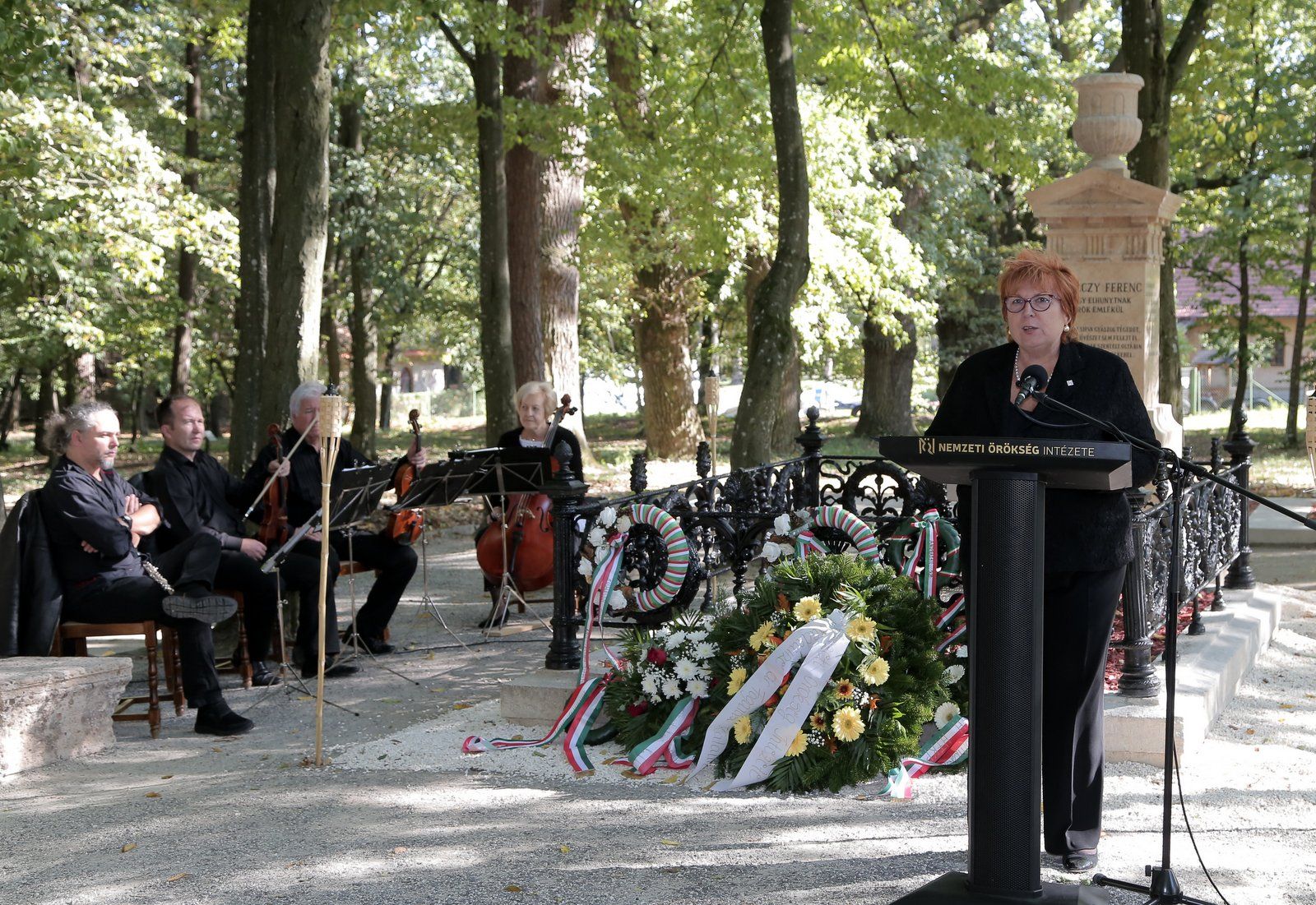Átadták Kazinczy Ferenc felújított síremlékét Széphalomban