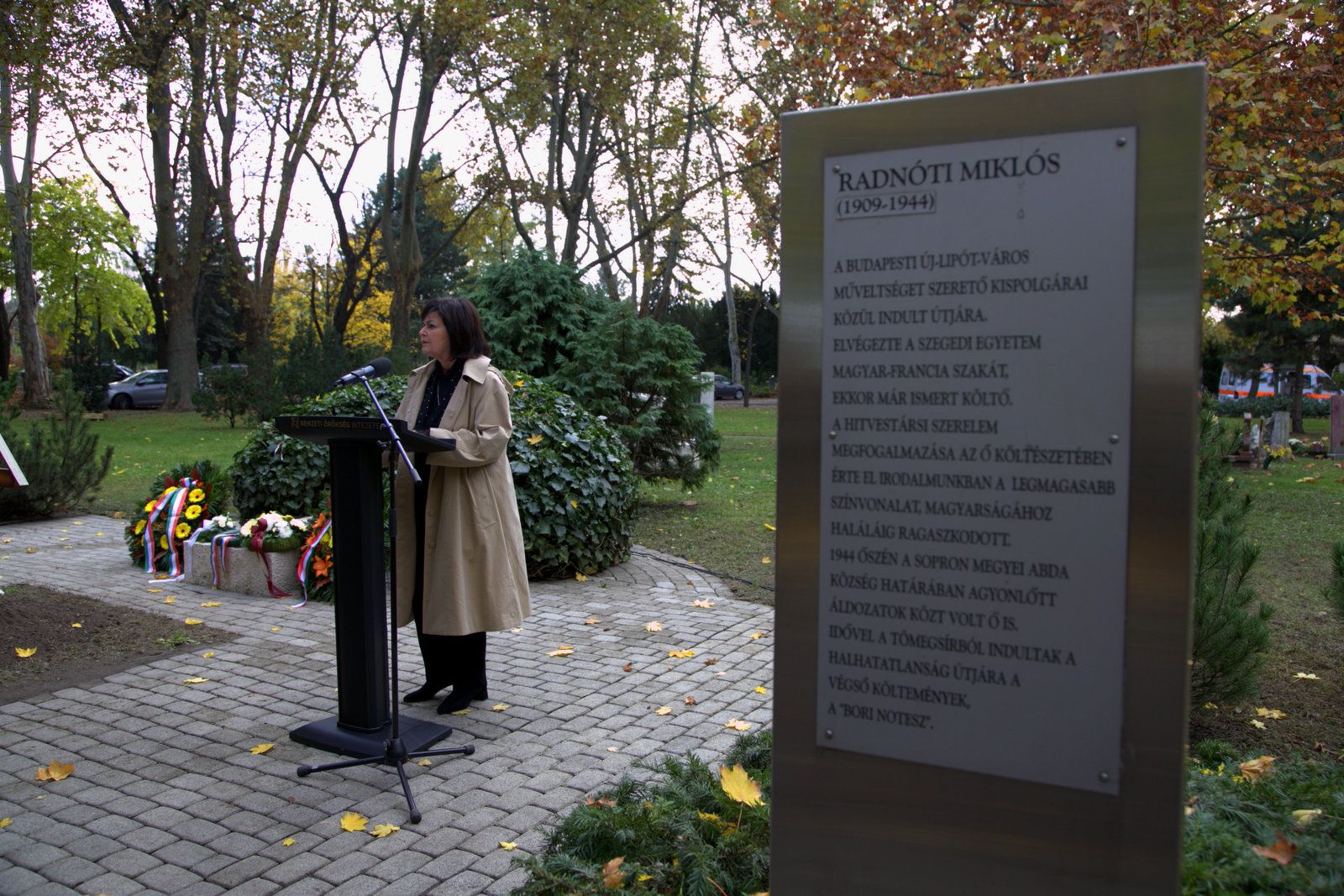 Radnóti Miklósra emlékezett a NÖRI a Fiumei úti sírkertben
