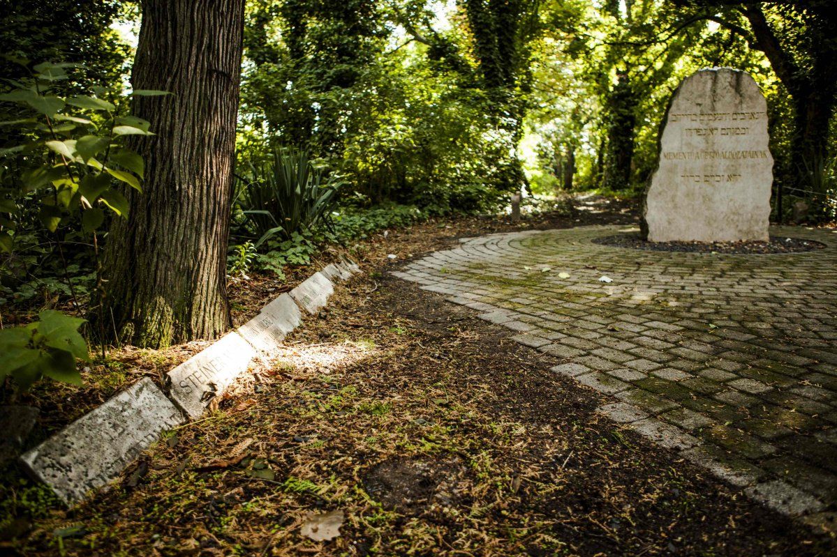 Százötven éve kezdődött a Salgótarjáni utcai zsidó temető története – Kétszer annyian nyugszanak itt, mint korábban hitték