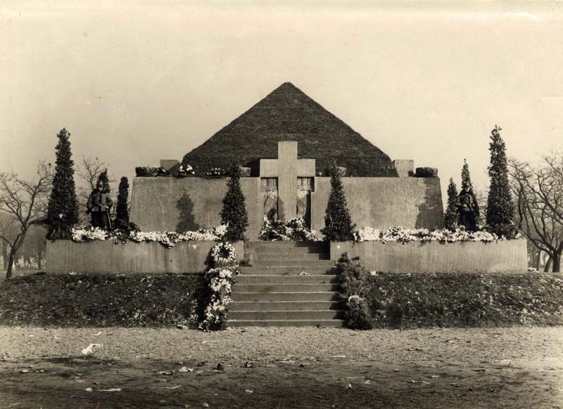 A Fiumei úti sírkert első világháborús hősi emlékműve