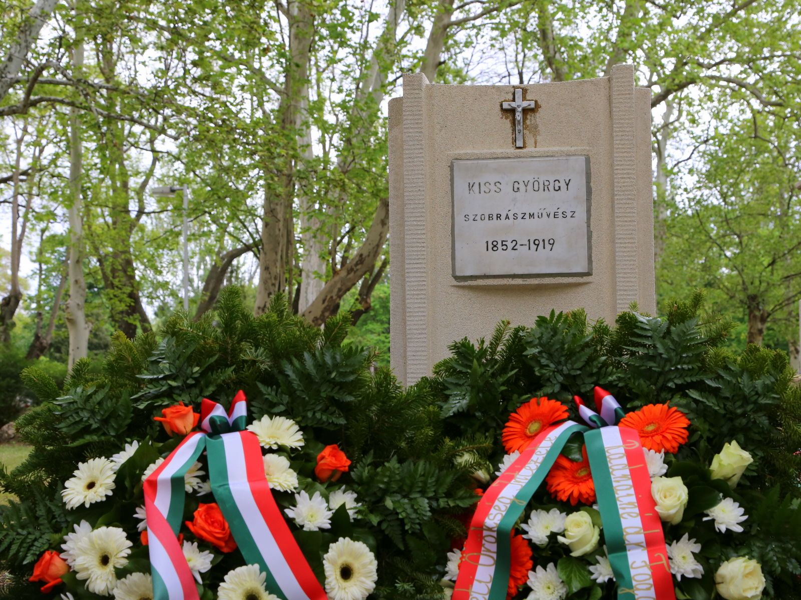 Kiss György szobrászművészre emlékeztek a Fiumei úti sírkertben