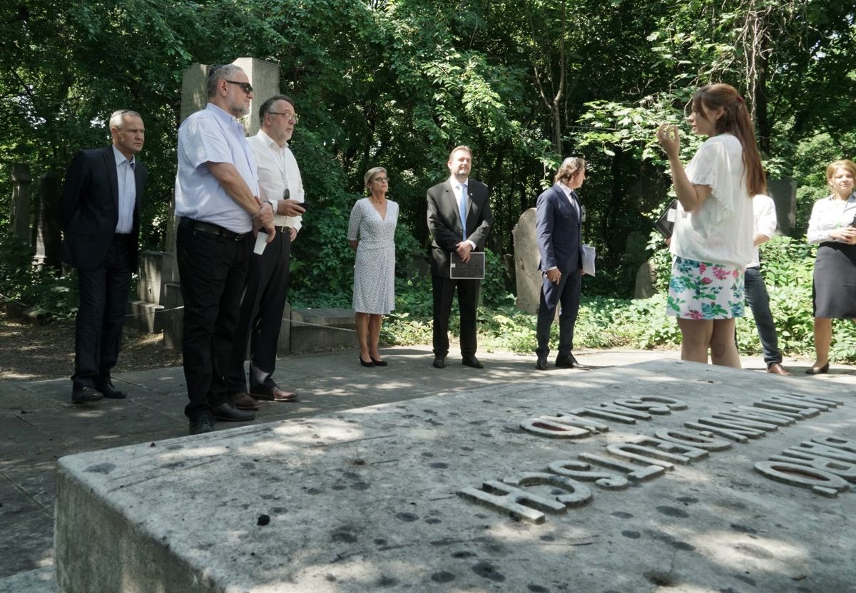 Látogatás a Salgótarjáni utcai zsidó temetőben