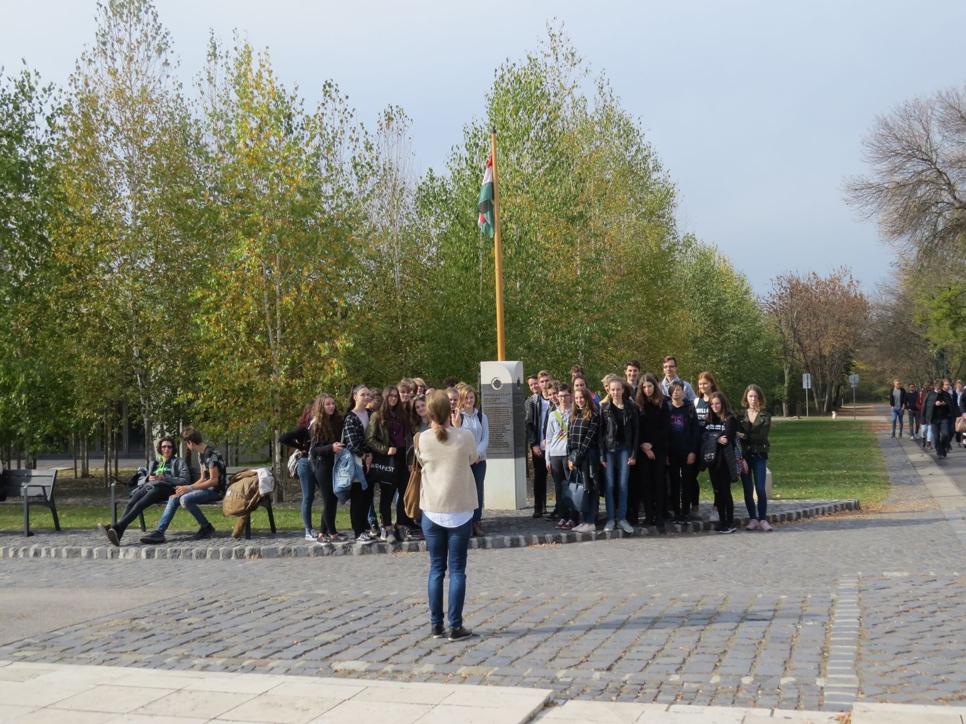 Diákok virágaival telt meg a Nemzeti Gyászpark