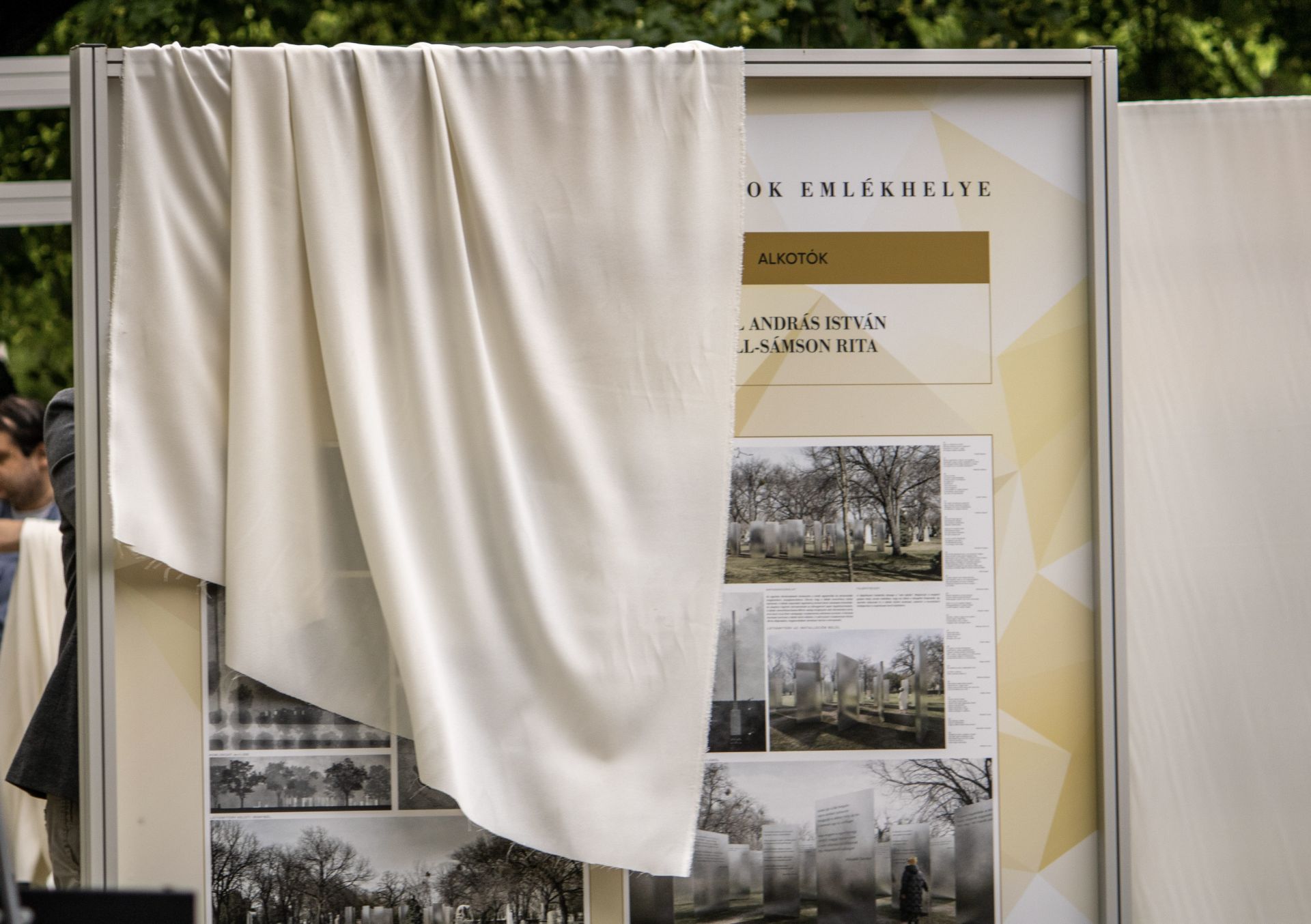 Kiállításon mutatjuk be a határainkon túl nyugvó magyarok emlékhelyére kiírt tervpályázat alkotásait