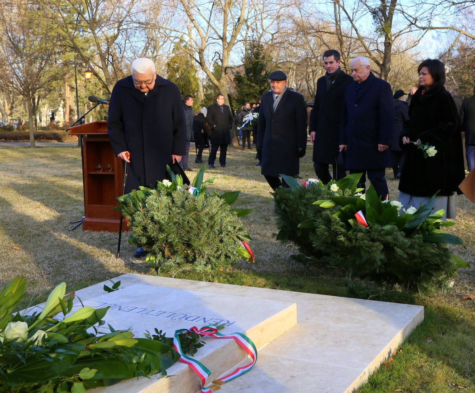 Szabad Györgyre emlékeztek a Fiumei úti sírkertben