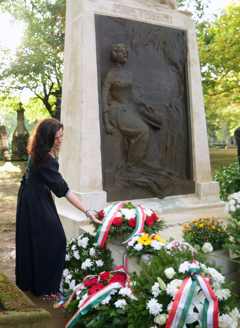 Megújult Erkel Ferenc síremléke - Rónaszékiné Keresztes Monika, a magyar zenei nevelésért felelős miniszteri biztos