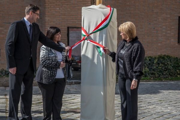 Nemzeti emlékhelyet jelölő sztélét avatott a NÖRI Esztergomban