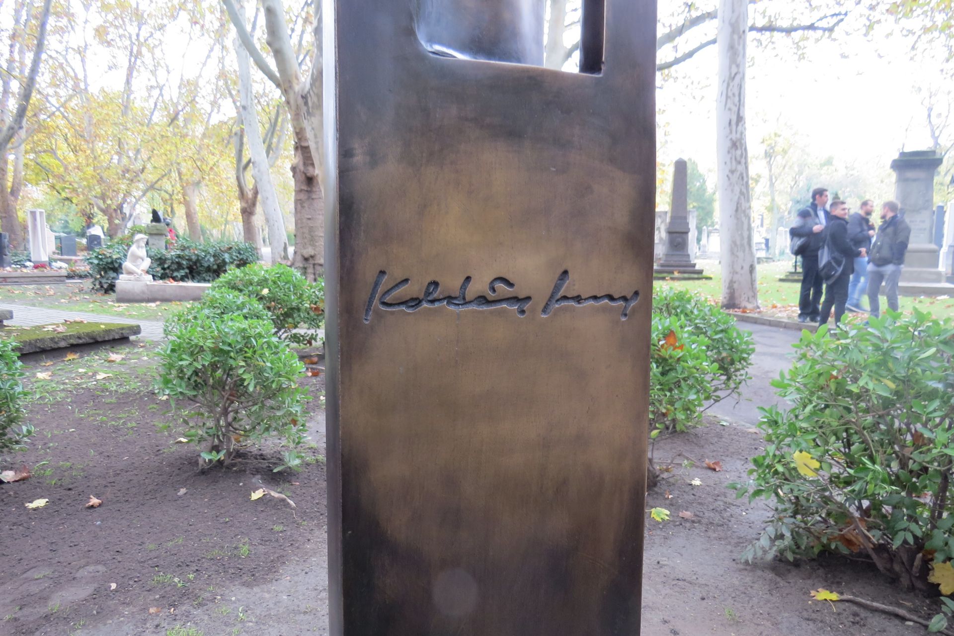 Felavatták Kertész Imre síremlékét a Fiumei úti sírkertben