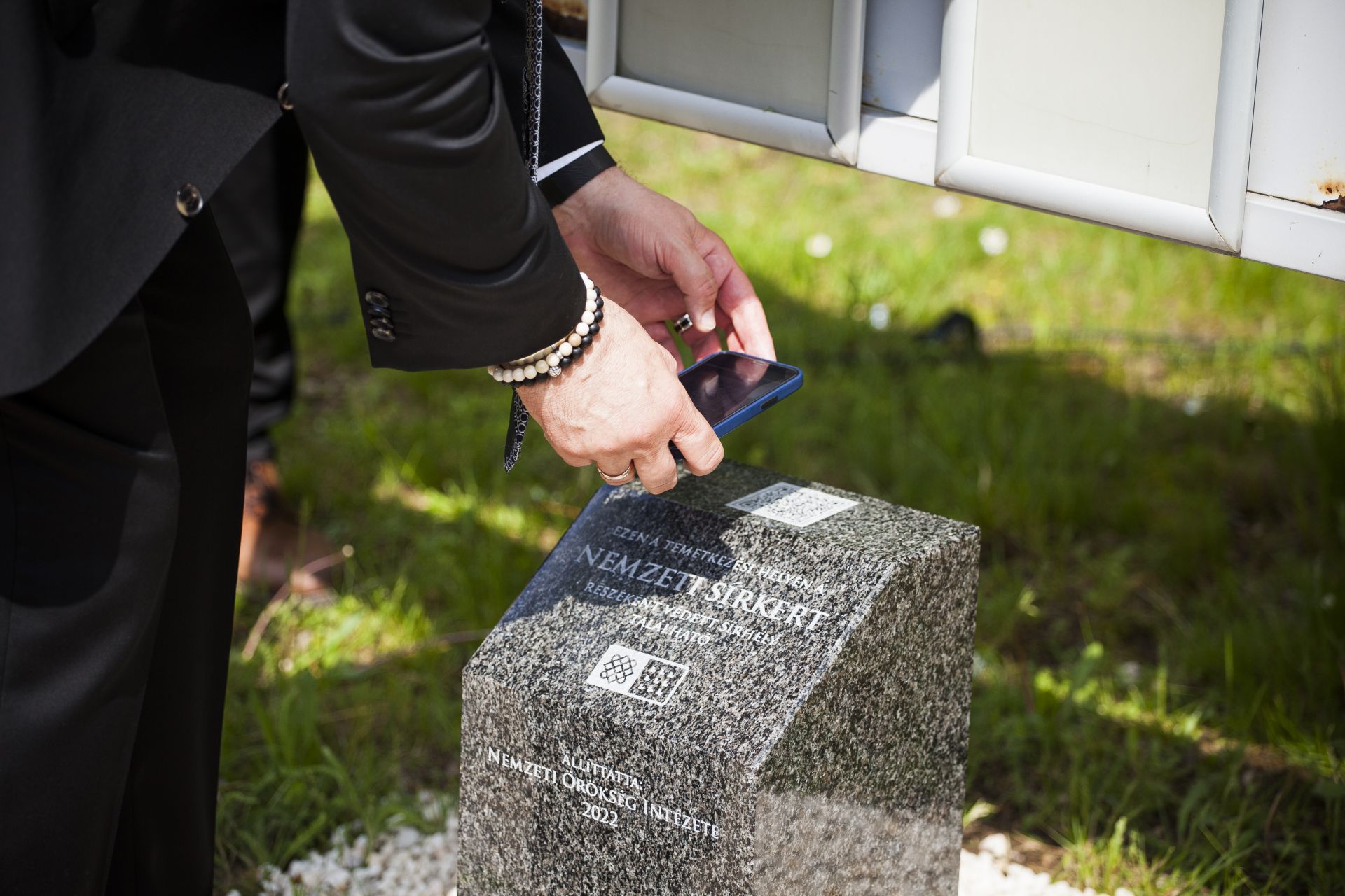 Négy budapesti temetőnél helyeztek el okos parcellakövet