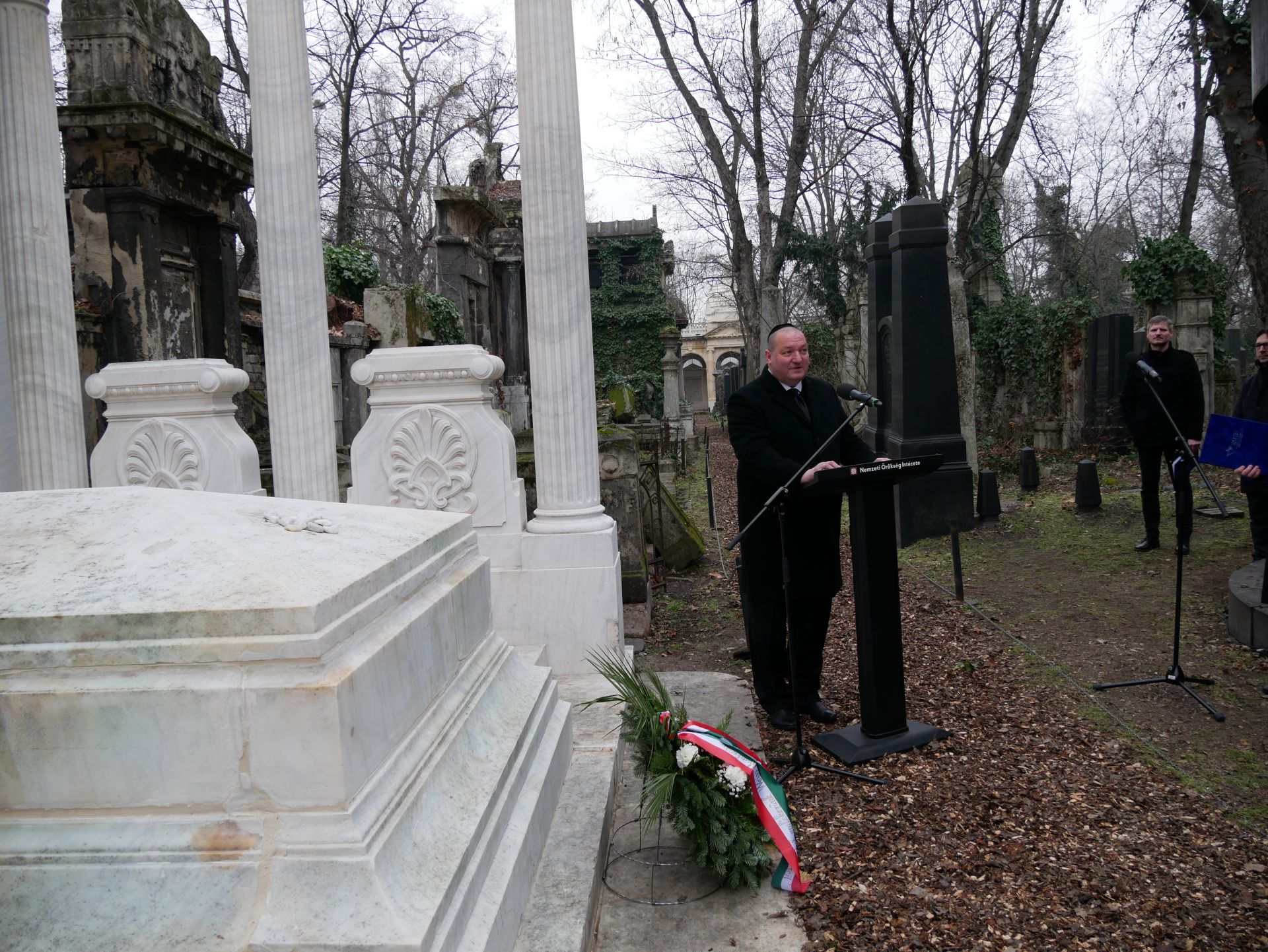 Weiss Manfrédra emlékeztünk felújított sírjánál a Salgótarjáni utcai zsidó temetőben