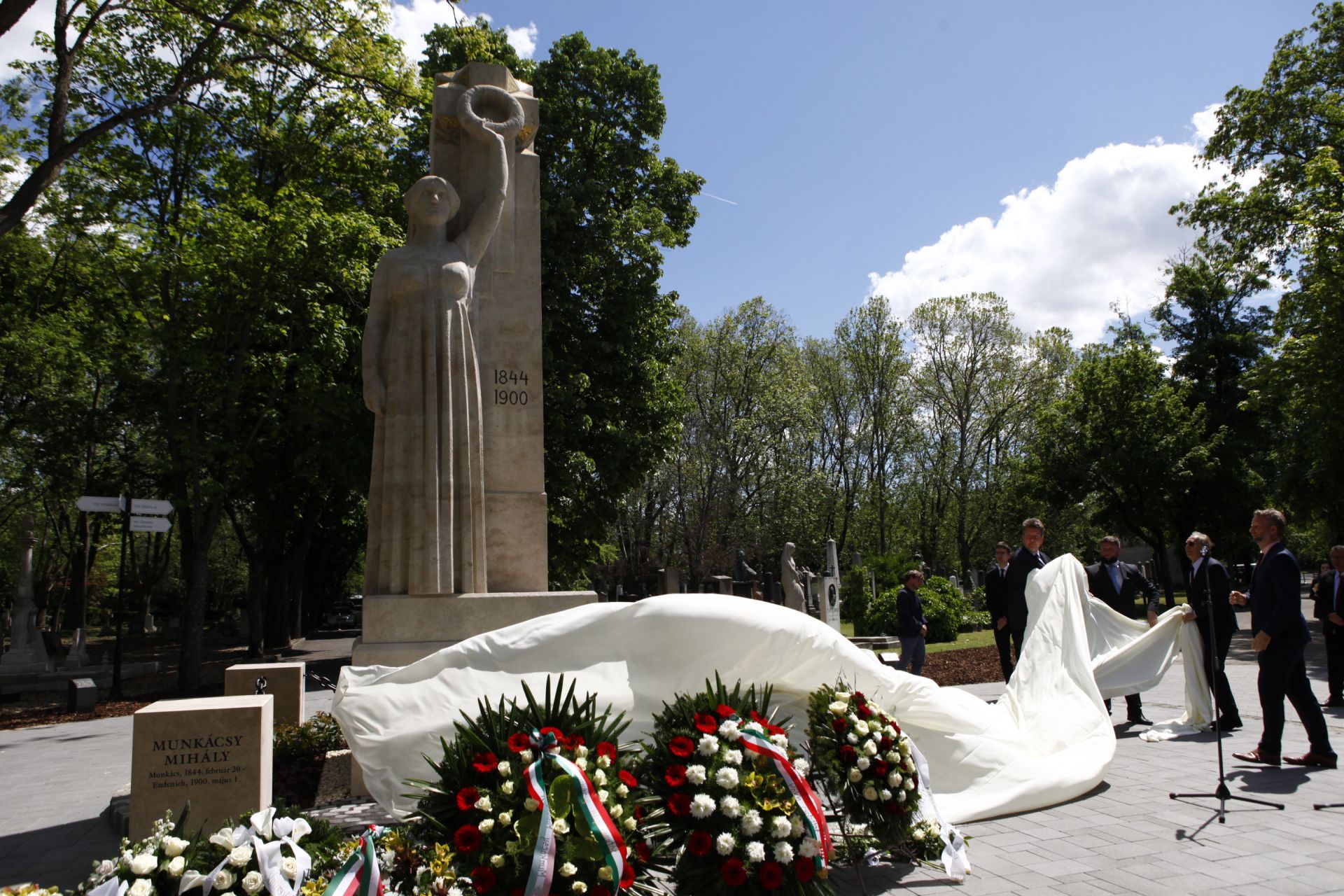 Megújult Munkácsy Mihály síremléke