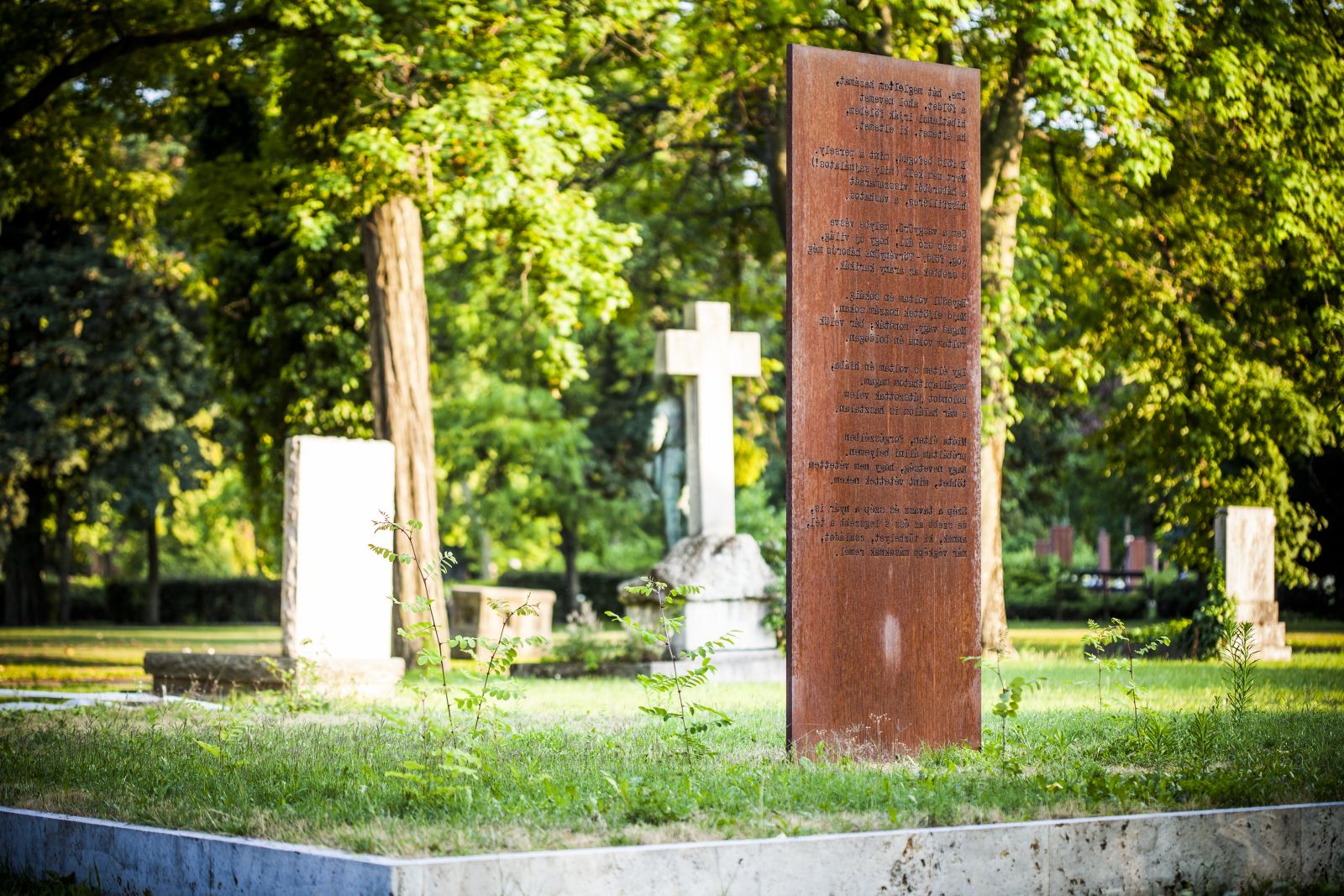 József Attila szerelmes versei csendülnek fel a Fiumei úti sírkertben a költészet ünnepén