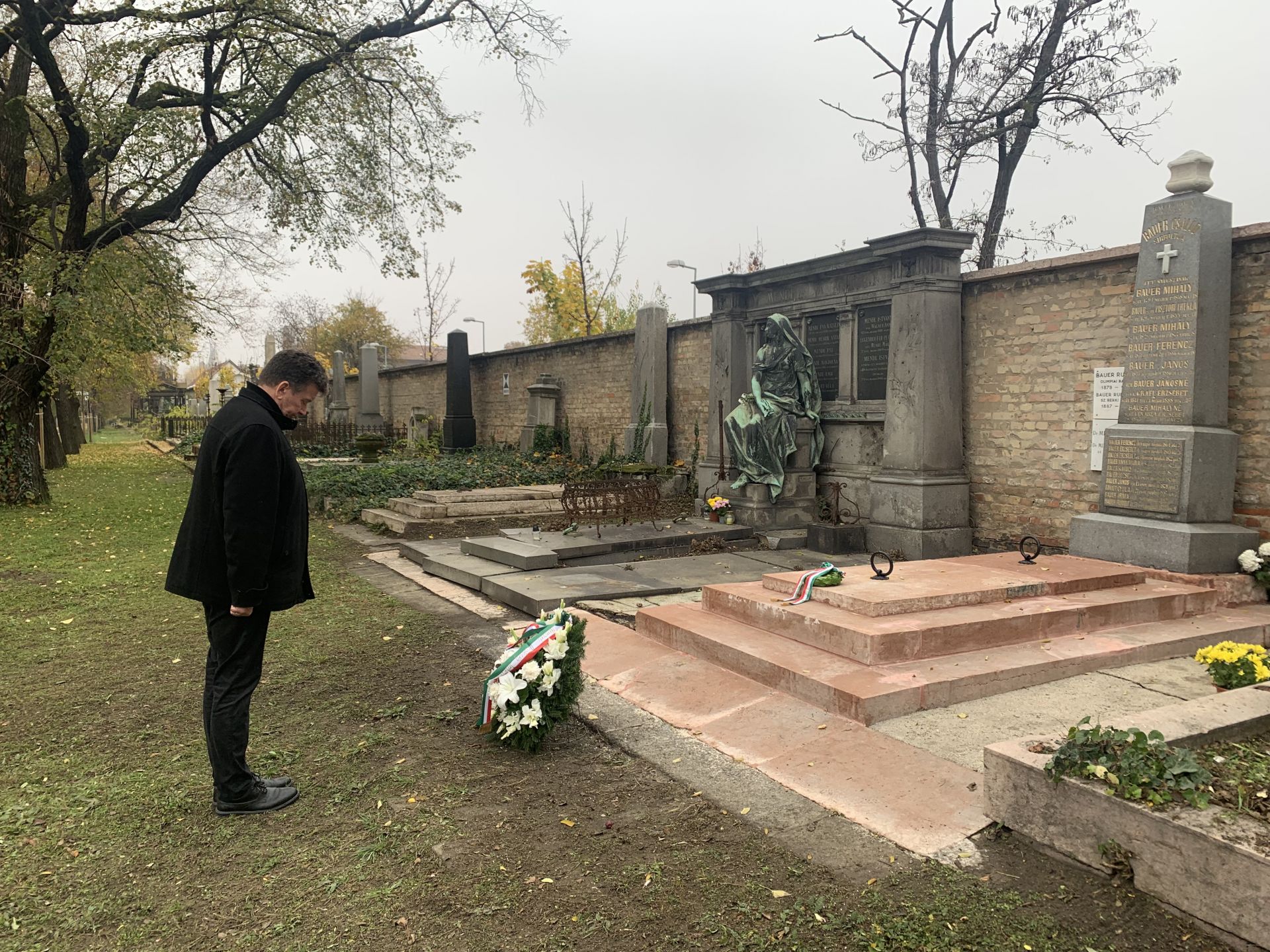 Megújult Bauer Rudolf síremléke a Fiumei úti sírkertben