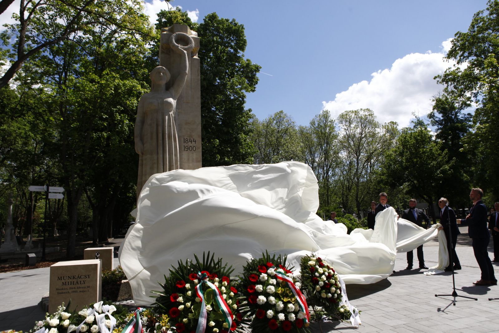 Megújult Munkácsy Mihály síremléke