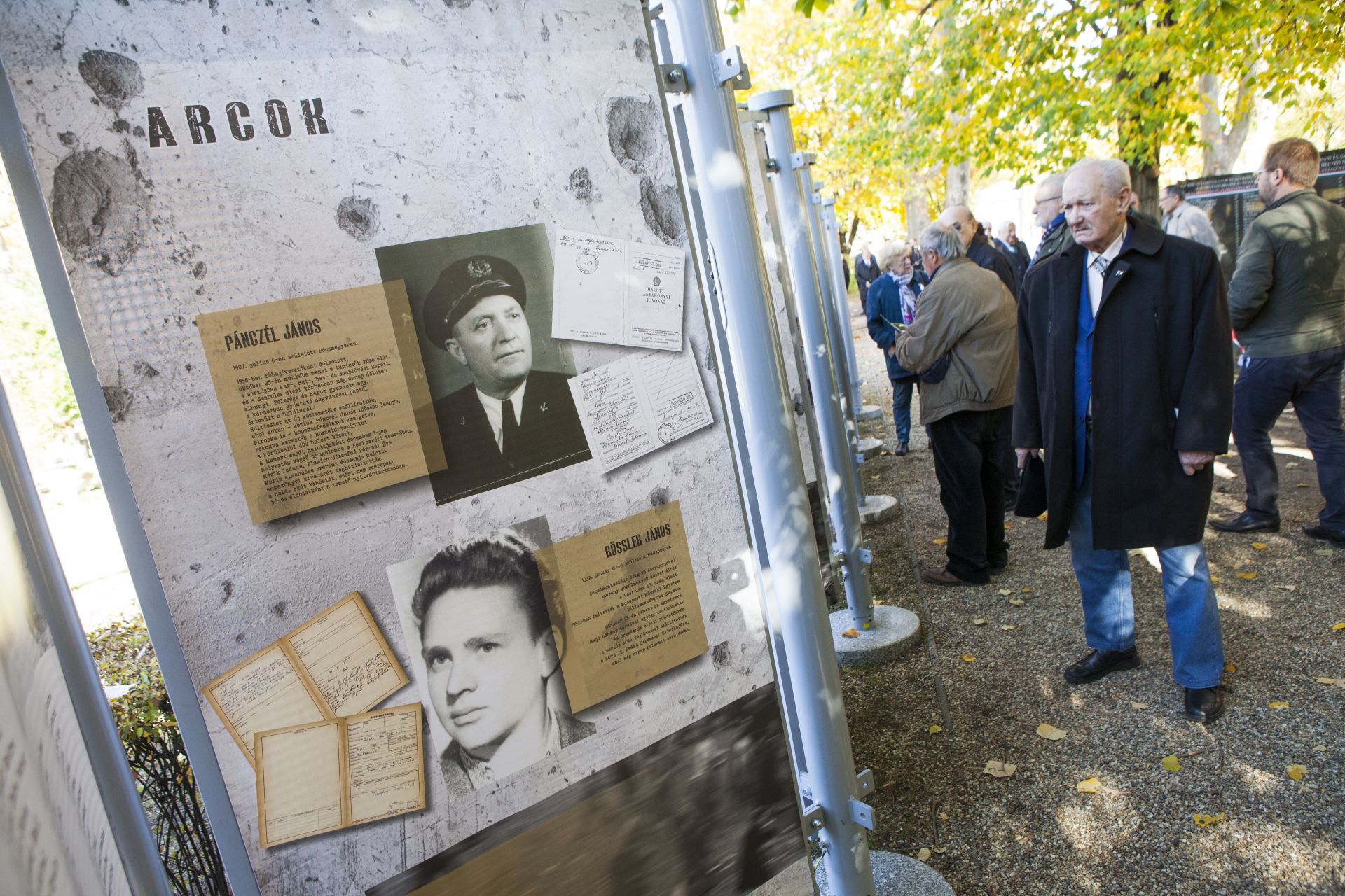 A Kossuth téri sortűz áldozatainak emlékére nyílt kiállítás a Fiumei úti sírkertben
