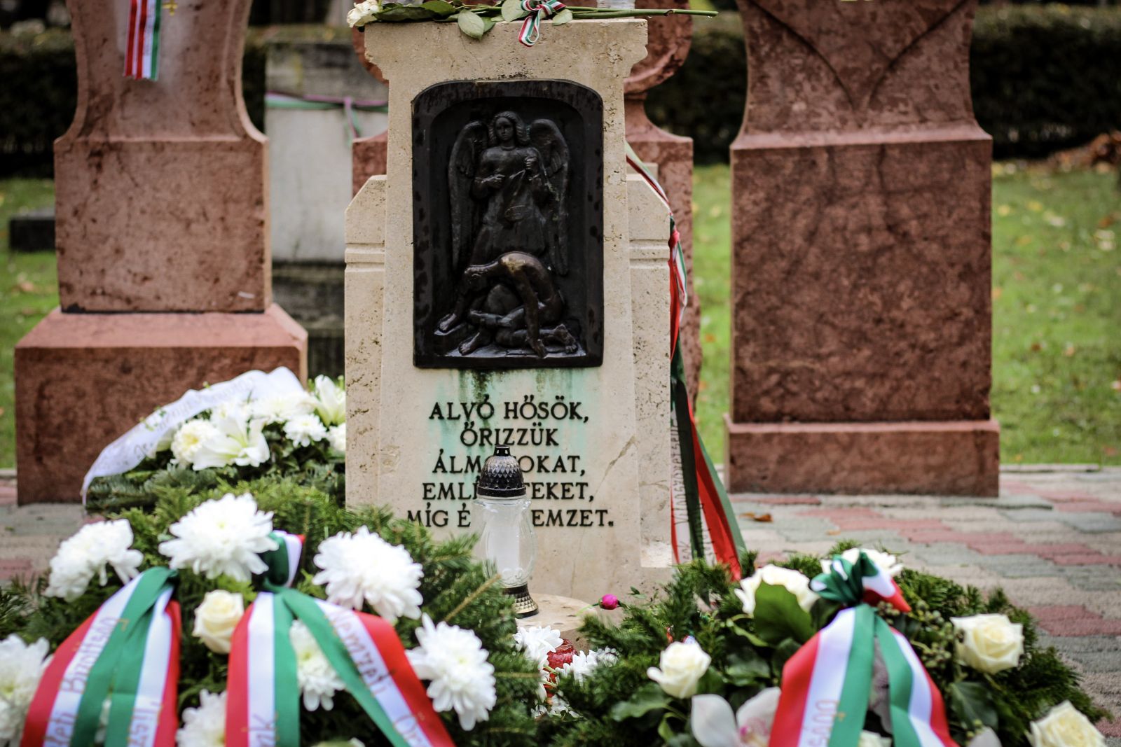 Csendes megemlékezést tartottak a Fiumei úti sírkertben az 1956-os forradalom és szabadságharc leverésének emlékére