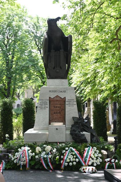 Petőfi család síremléke