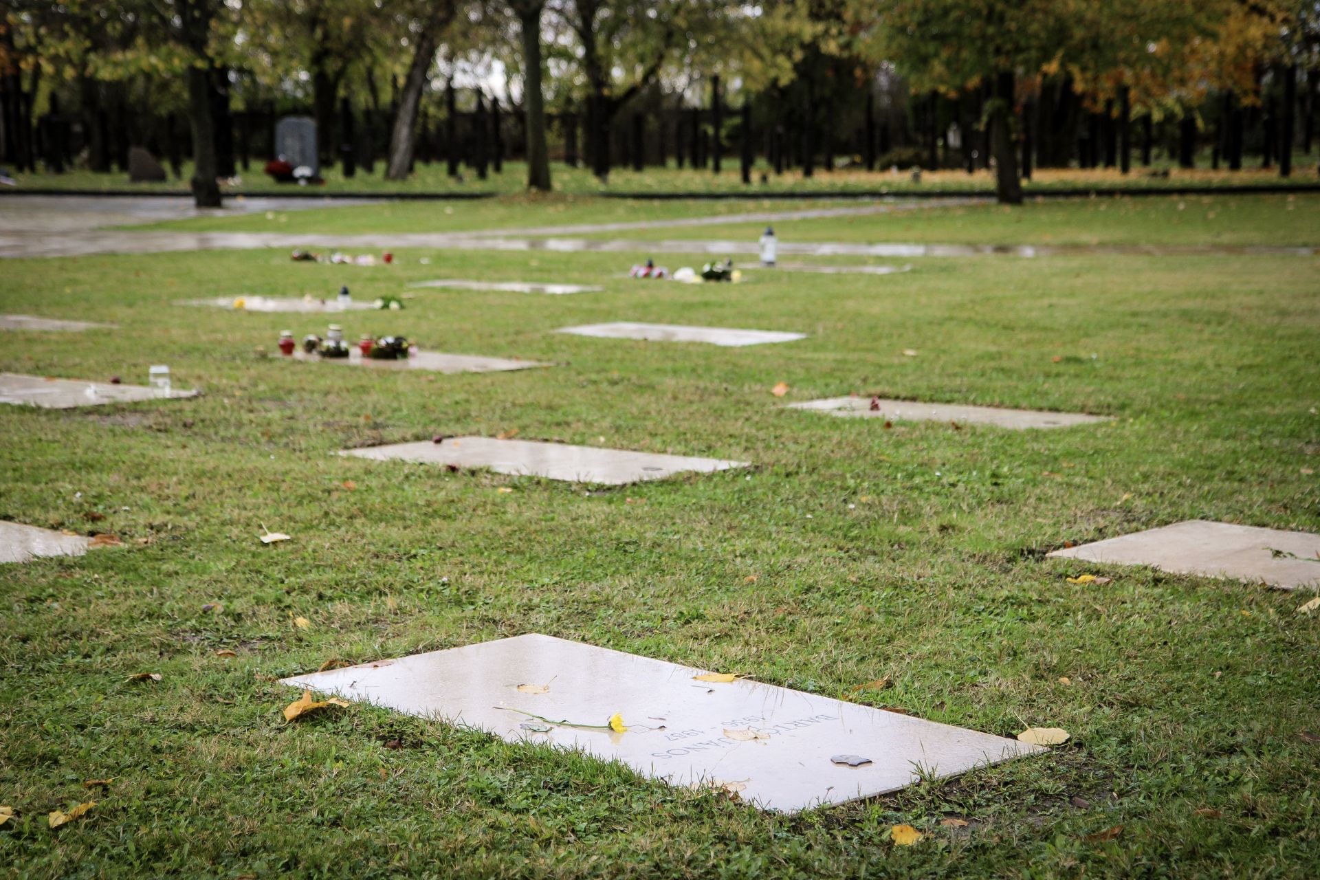 Több mint harminc síremlék újult meg a nemzeti gyásznapra az Új köztemető 300-as percellájában