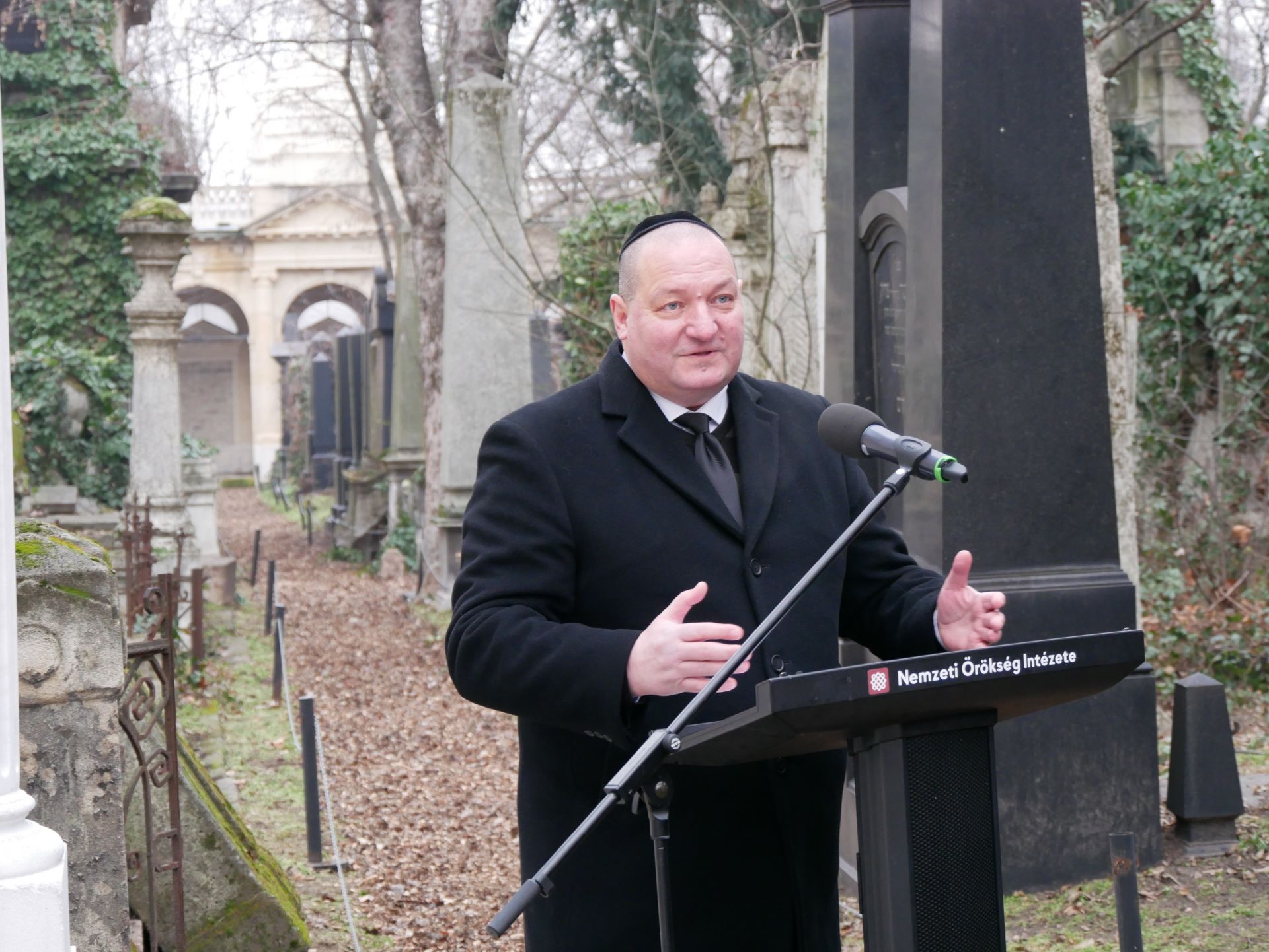 Weiss Manfrédra emlékeztünk felújított sírjánál a Salgótarjáni utcai zsidó temetőben