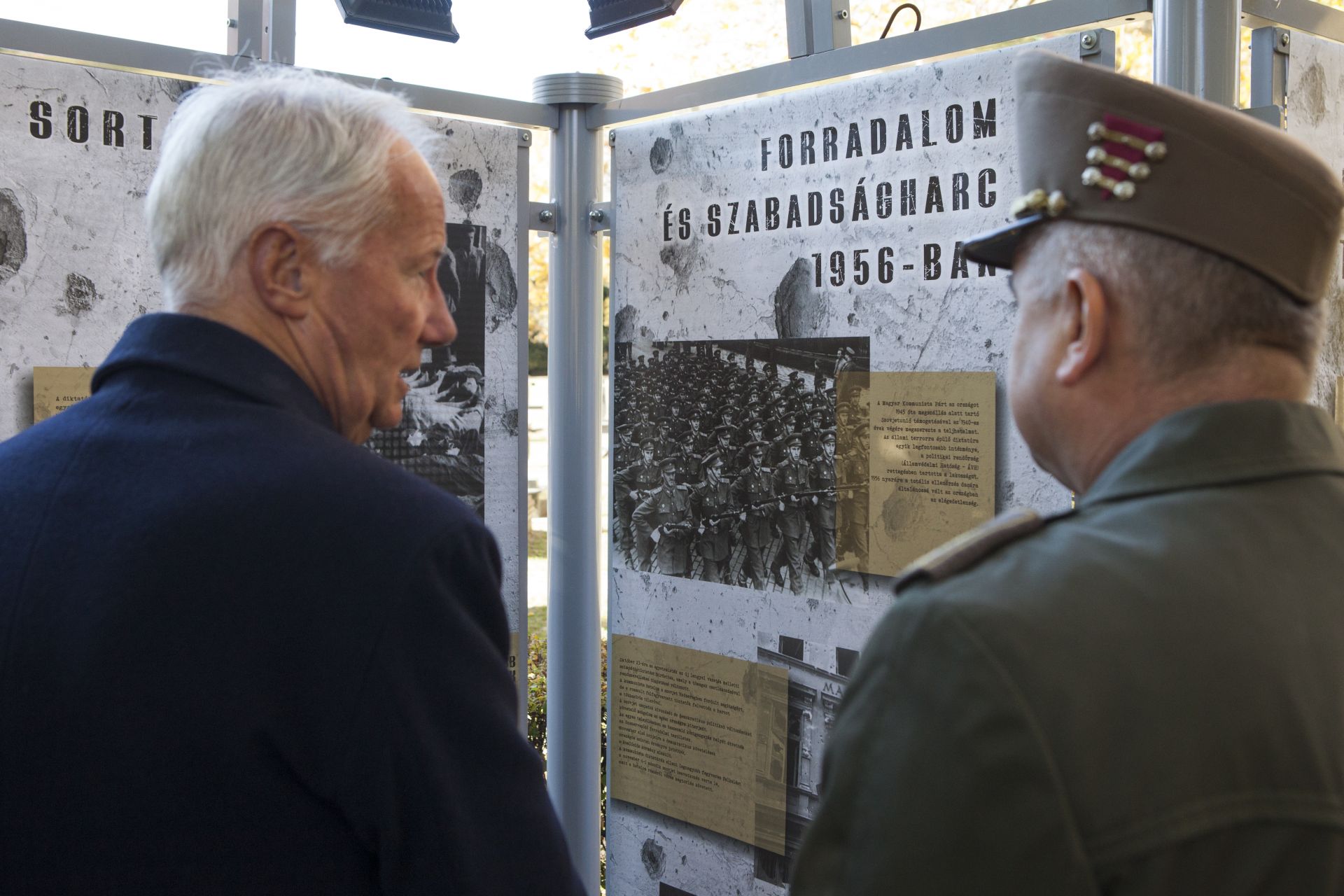 A Kossuth téri sortűz áldozatainak emlékére nyílt kiállítás a Fiumei úti sírkertben