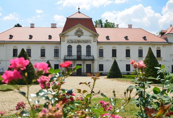 A nagycenki Széchenyi-kastély sztéléavatója