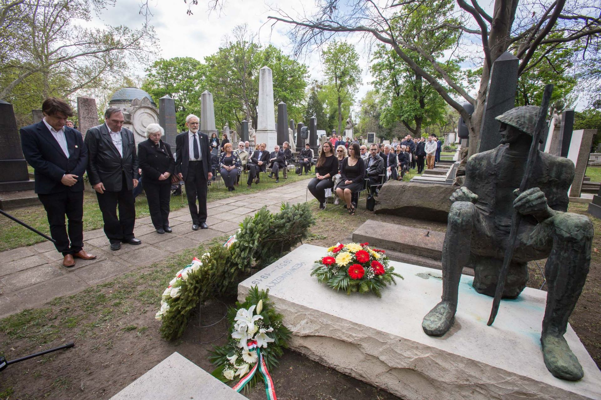 Mednyánszky László festőművészre emlékeztek  a Fiumei úti sírkertben halálának századik évfordulója alkalmából