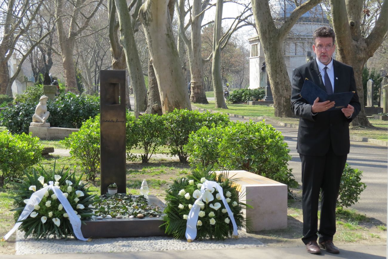 Megemlékezést tartottak Kertész Imre halálának ötödik évfordulója alkalmából a Fiumei úti sírkertben