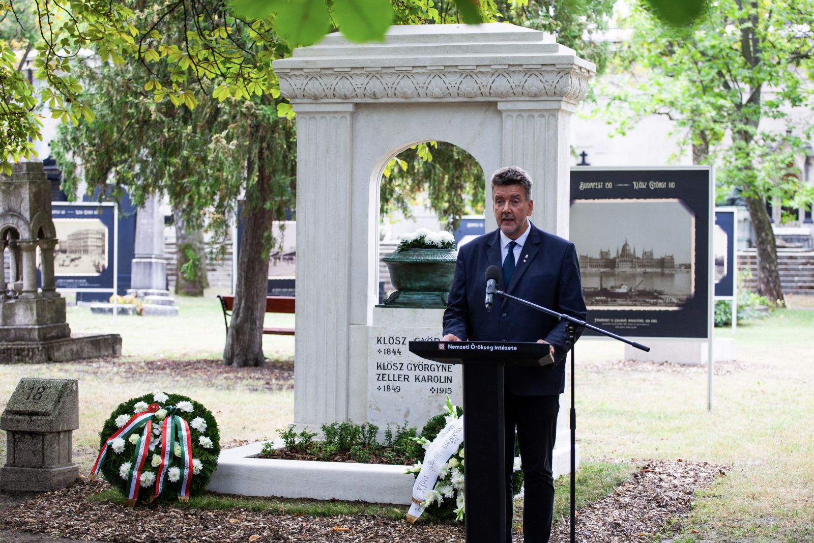 Megemlékezést tartottak Klösz György halálának 110. évfordulója alkalmából a Fiumei úti sírkertben