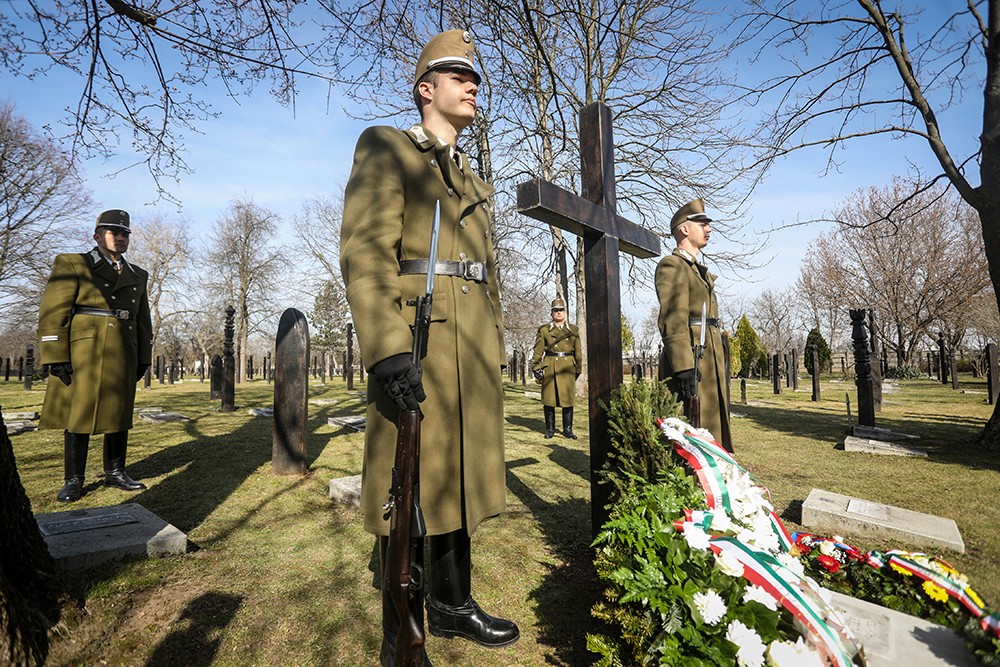 Koszorúzás az Új köztemetőben