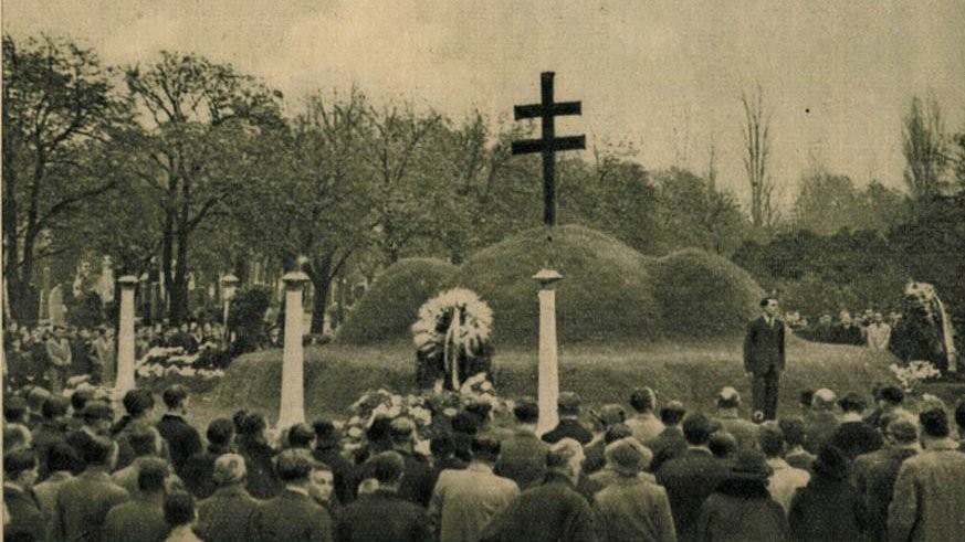 „Megilletődött csendben, kalaplevéve vonultak el a szimbolikus sír mellett"