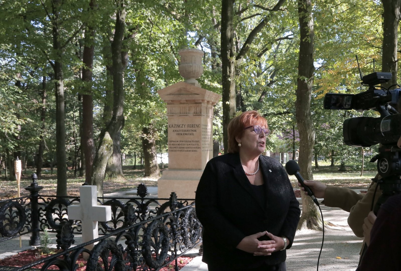 Átadták Kazinczy Ferenc felújított síremlékét Széphalomban