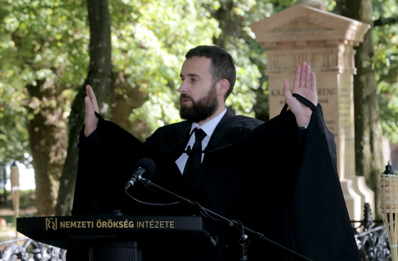 Átadták Kazinczy Ferenc felújított síremlékét Széphalomban