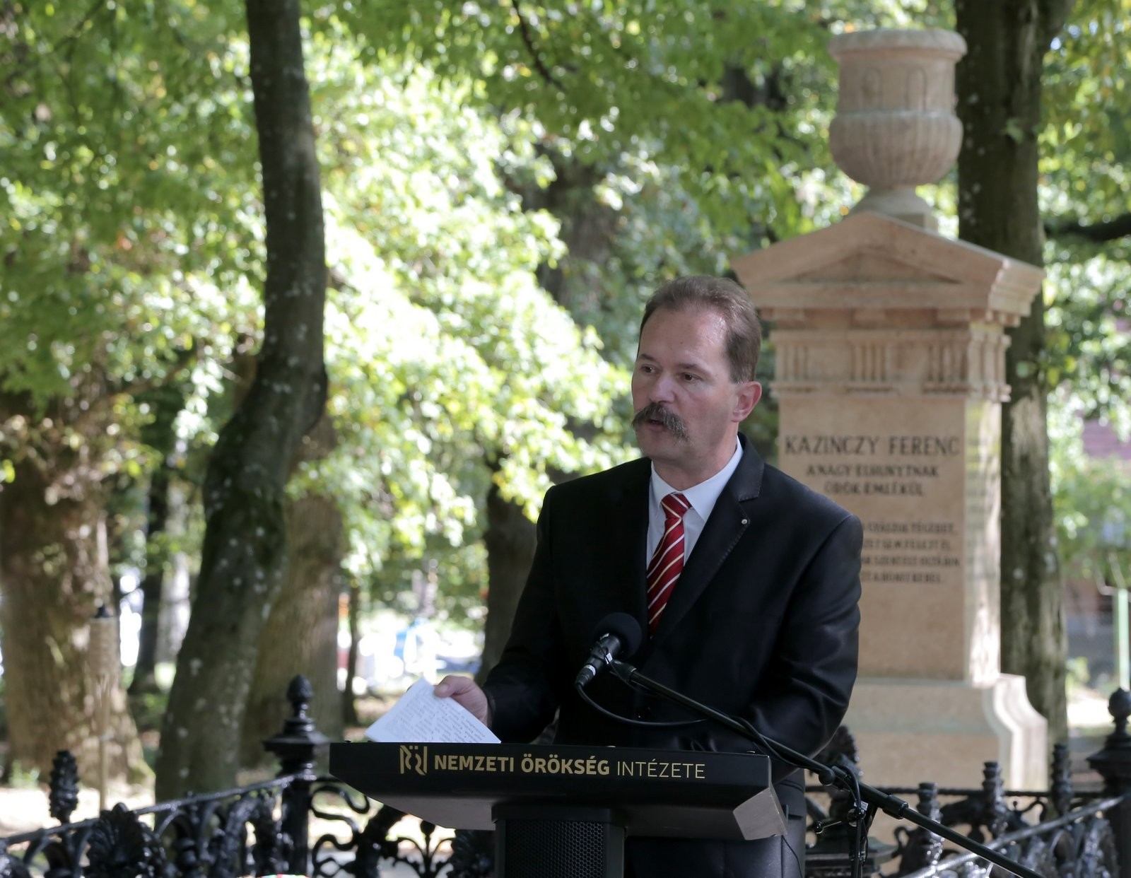 Átadták Kazinczy Ferenc felújított síremlékét Széphalomban