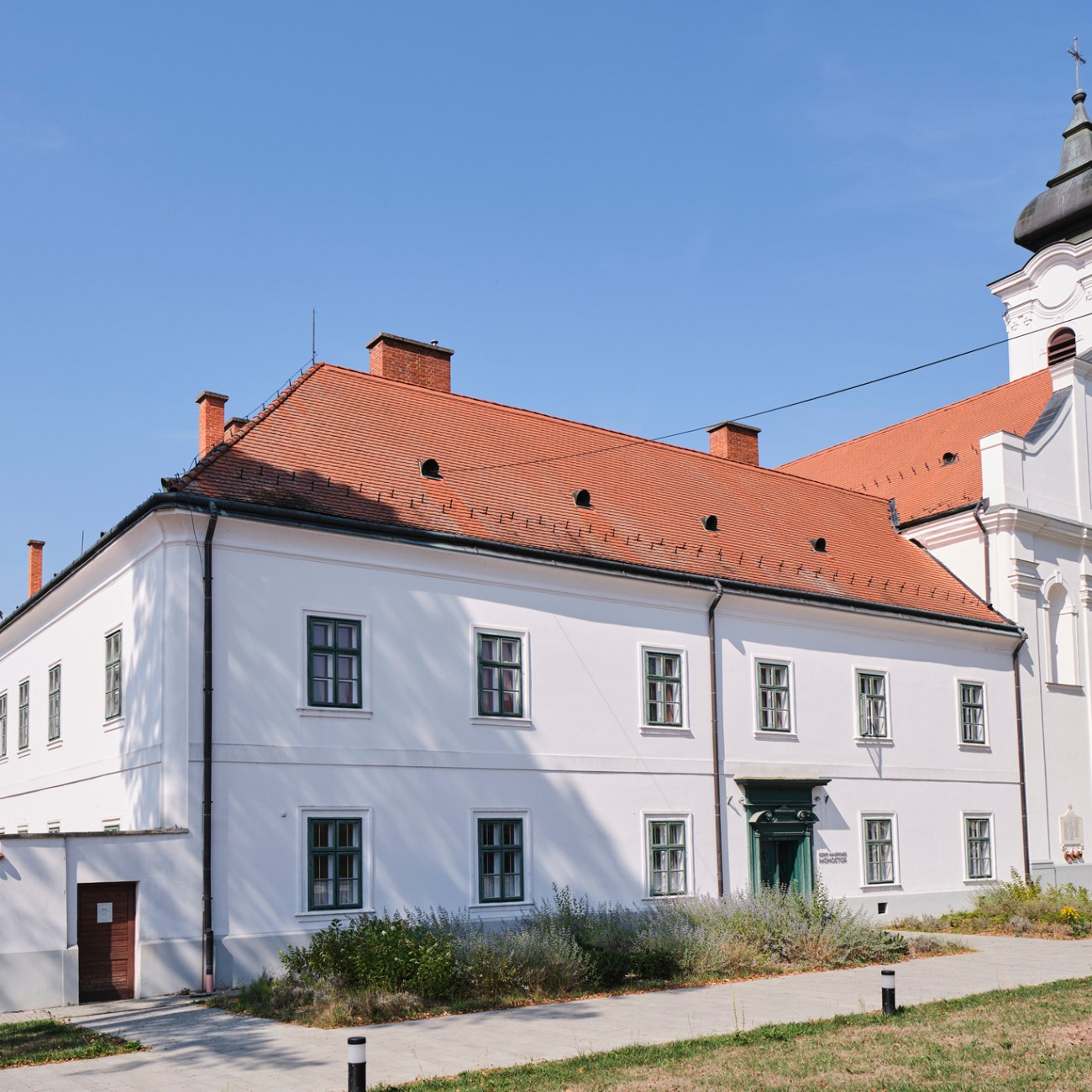 Bakonybél, Szent Mauríciusz Monostor