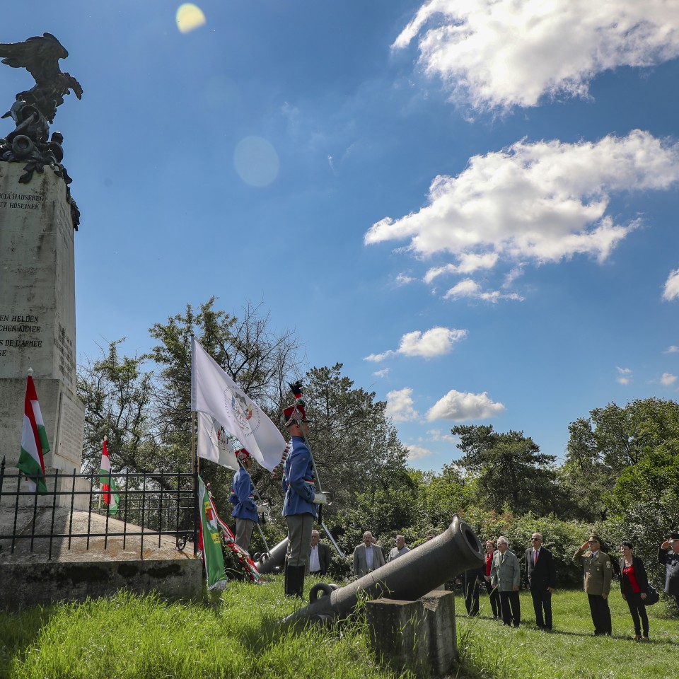A hősökre emlékeztek országszerte a NÖRI felhívására