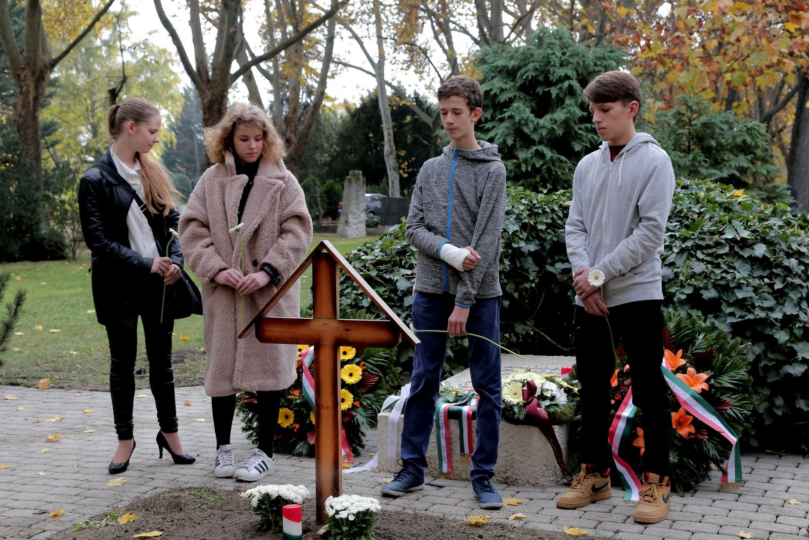 Radnóti Miklósra emlékezett a NÖRI a Fiumei úti sírkertben