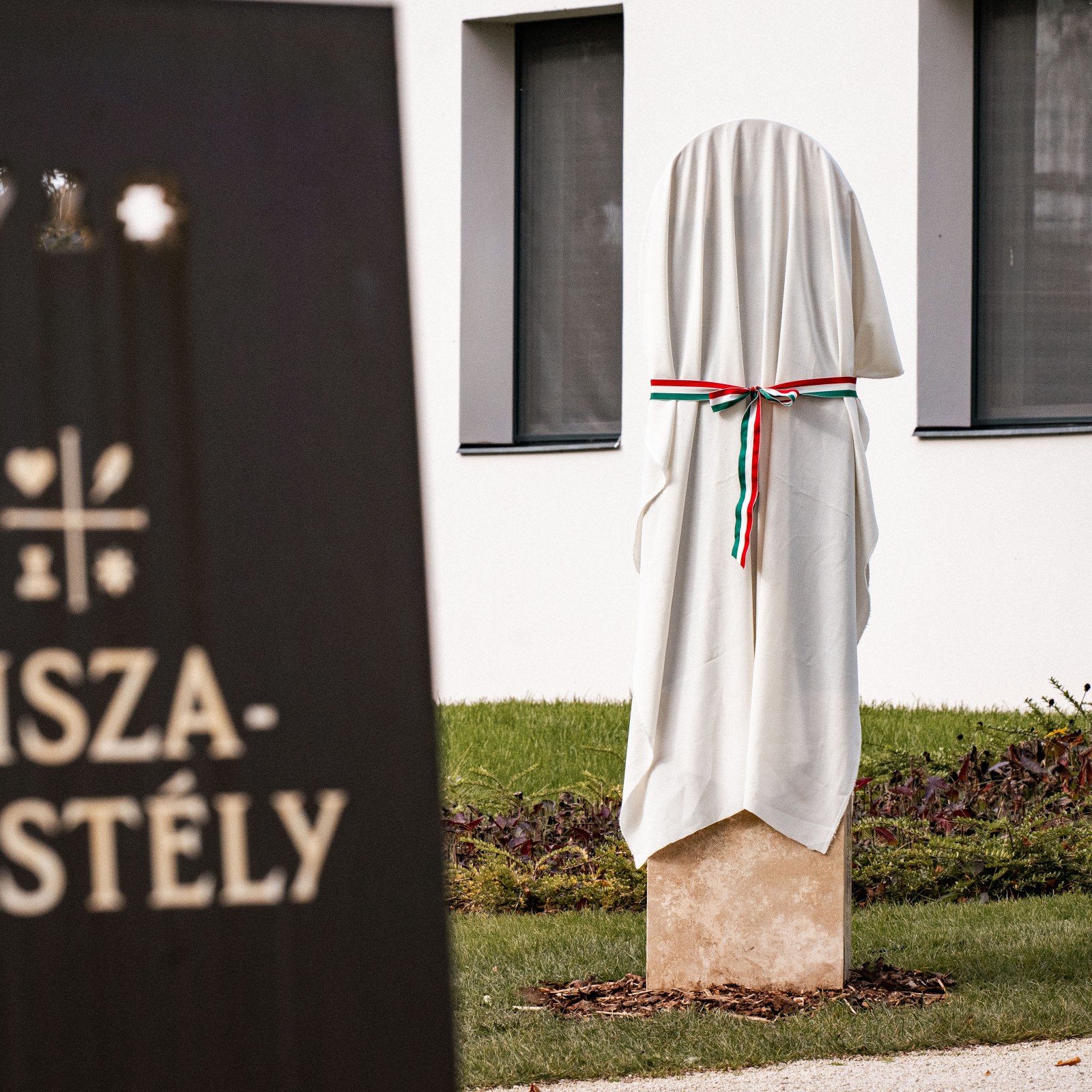 Sztélét avattak, történelmi emlékhellyé vált Geszten a Tisza-kastély
