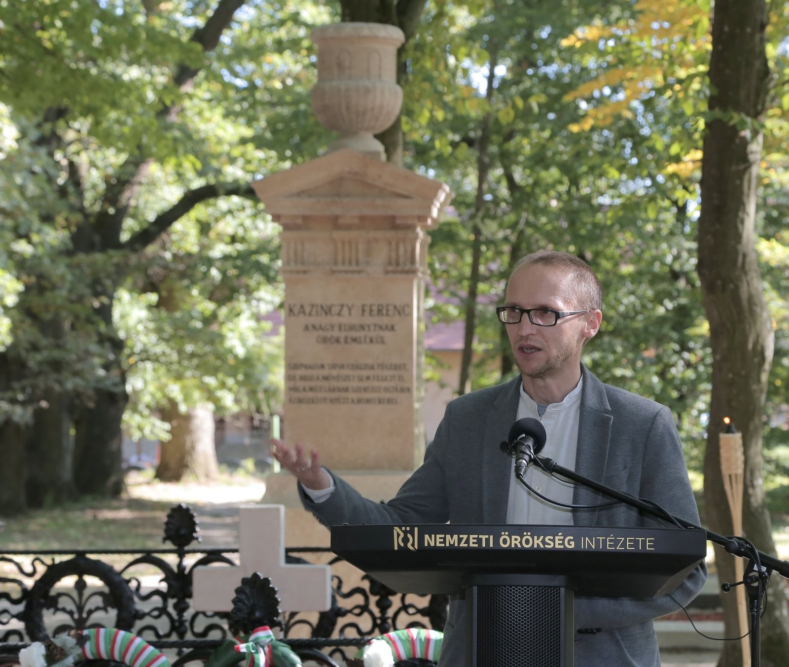 Átadták Kazinczy Ferenc felújított síremlékét Széphalomban