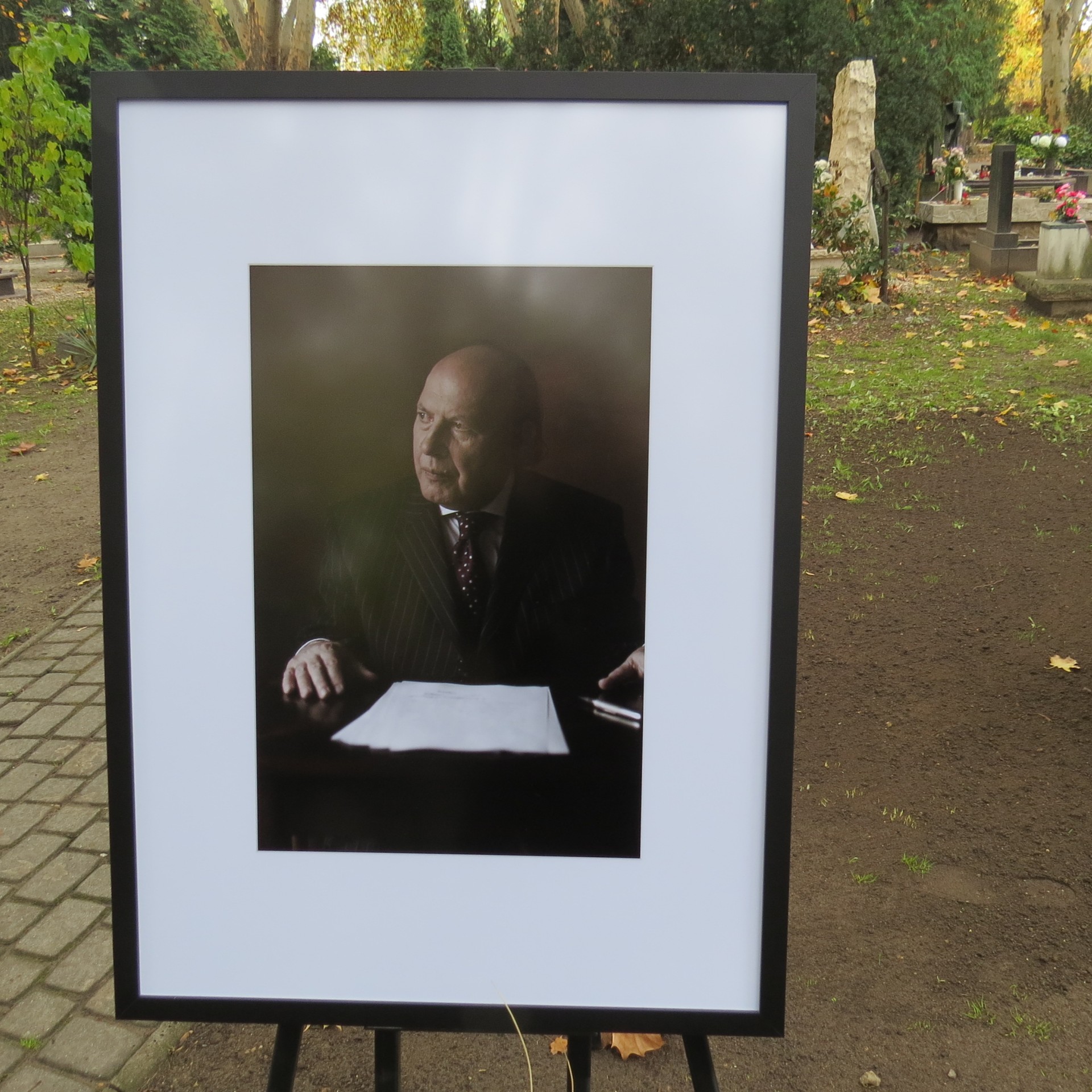 Felavatták Kertész Imre síremlékét a Fiumei úti sírkertben